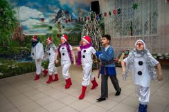 Красноярск: новогодний утренник в детском доме