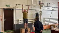 Представитель Красноярского «Динамо» наградил абсолютных чемпионов на соревнованиях по подтягиванию, памяти погибших сотрудников спецподразделений
