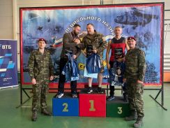 Представитель Красноярского «Динамо» наградил абсолютных чемпионов на соревнованиях по подтягиванию, памяти погибших сотрудников спецподразделений