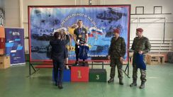 Представитель Красноярского «Динамо» наградил абсолютных чемпионов на соревнованиях по подтягиванию, памяти погибших сотрудников спецподразделений