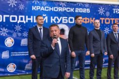Врио председателя Красноярского «Динамо» Роман Черняев вручил почетный знак «Динамо» на новогоднем кубке по мини-футболу