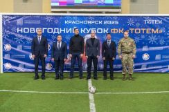 Врио председателя Красноярского «Динамо» Роман Черняев вручил почетный знак «Динамо» на новогоднем кубке по мини-футболу