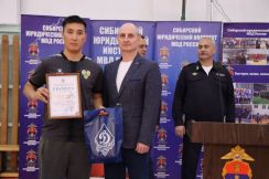 Первый заместитель председателя Красноярского «Динамо» наградил победителей и призеров волейбольного турнира