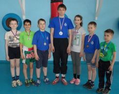 Красноярск: воспитанники секции кикбоксинга «Юный динамовец» закончили спортивный сезон на высокой «ноте»…
